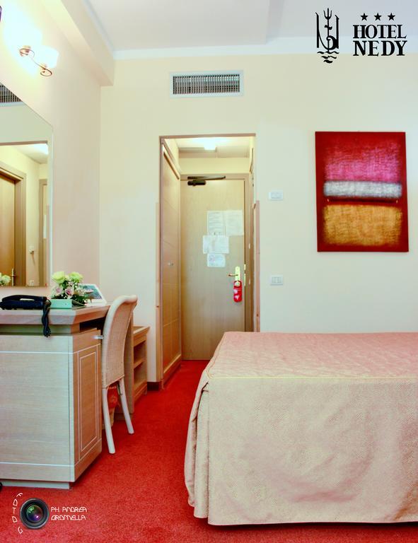 Hotel Nedy Marina di Massa Zewnętrze zdjęcie