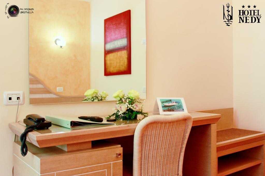 Hotel Nedy Marina di Massa Zewnętrze zdjęcie