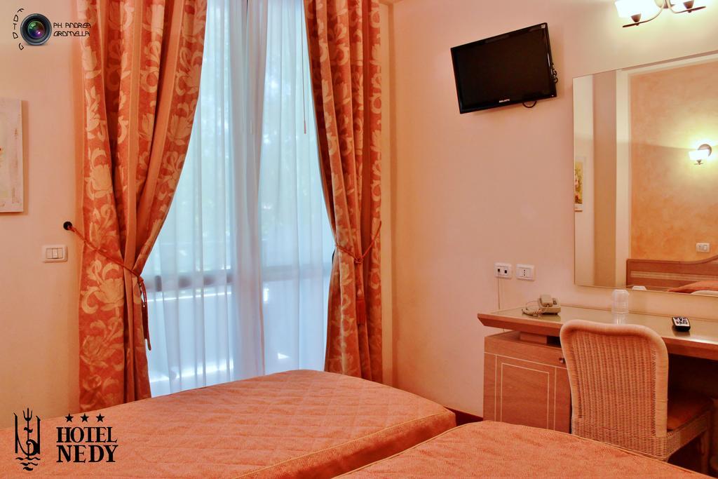 Hotel Nedy Marina di Massa Zewnętrze zdjęcie