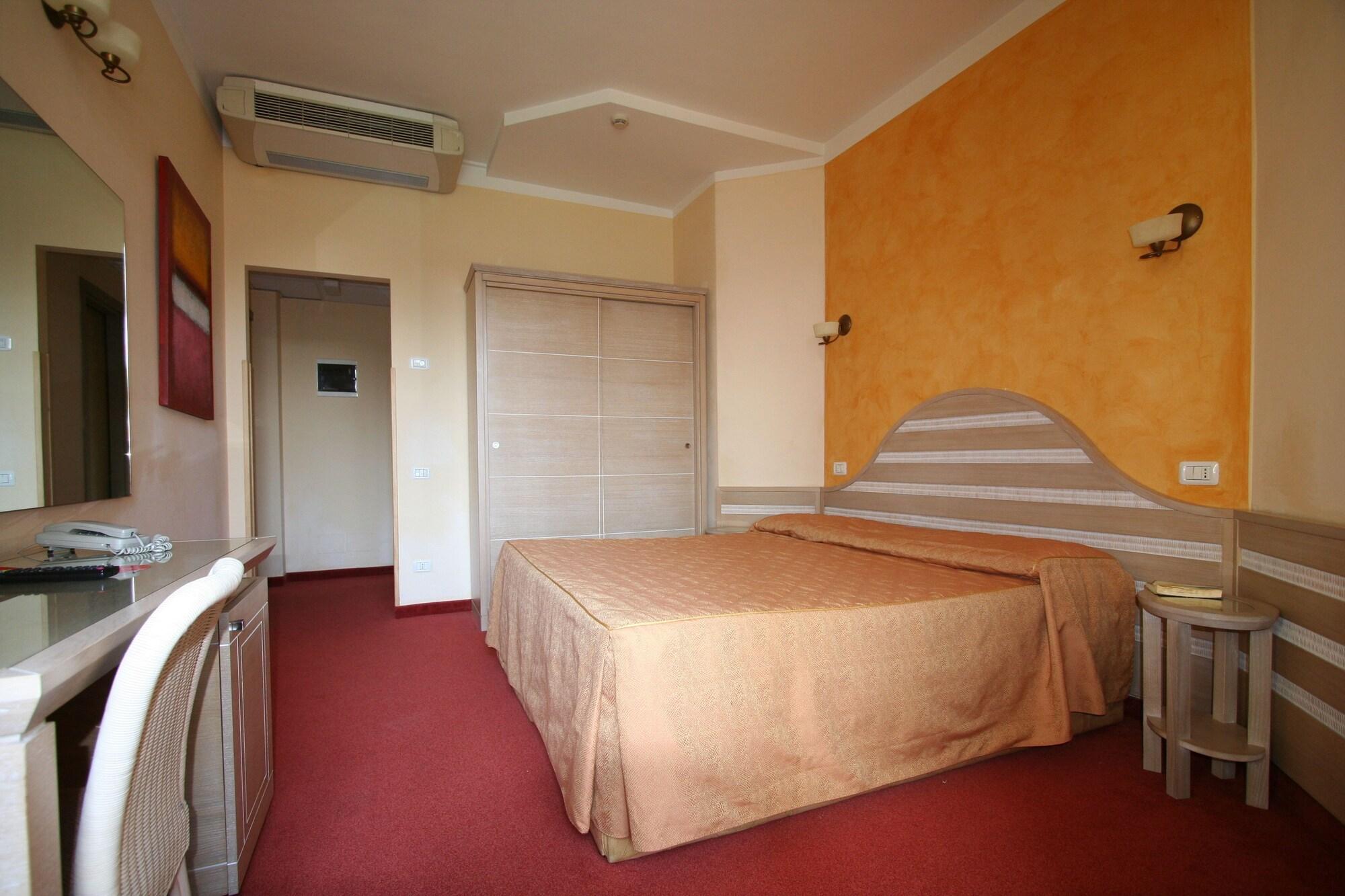 Hotel Nedy Marina di Massa Zewnętrze zdjęcie
