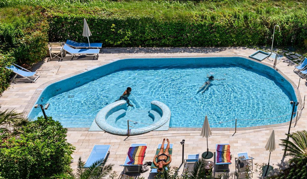 Hotel Nedy Marina di Massa Zewnętrze zdjęcie