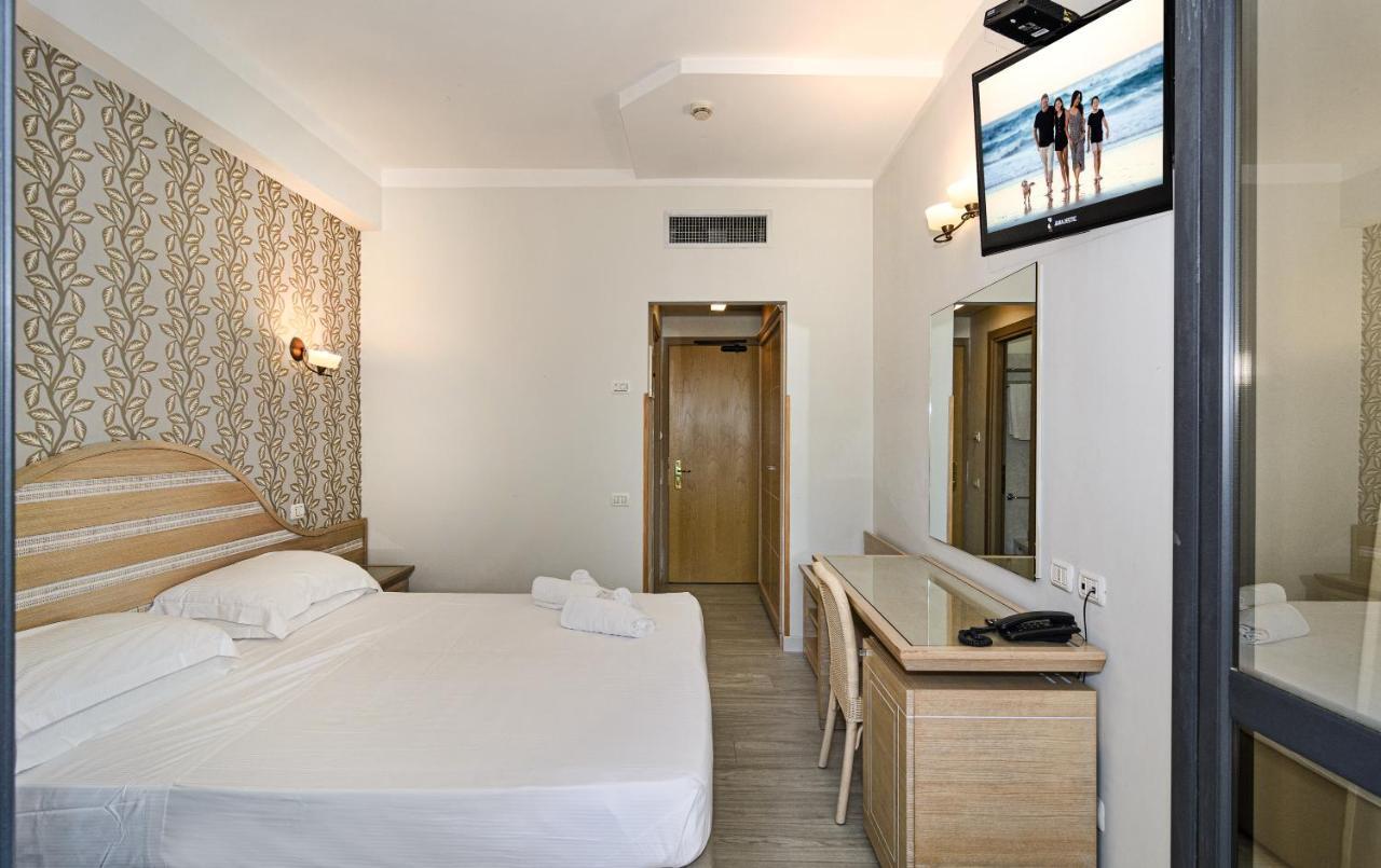 Hotel Nedy Marina di Massa Zewnętrze zdjęcie