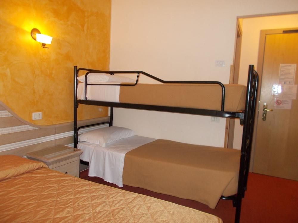 Hotel Nedy Marina di Massa Zewnętrze zdjęcie