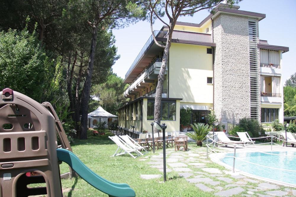 Hotel Nedy Marina di Massa Zewnętrze zdjęcie
