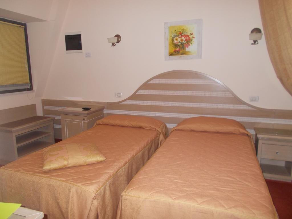 Hotel Nedy Marina di Massa Zewnętrze zdjęcie