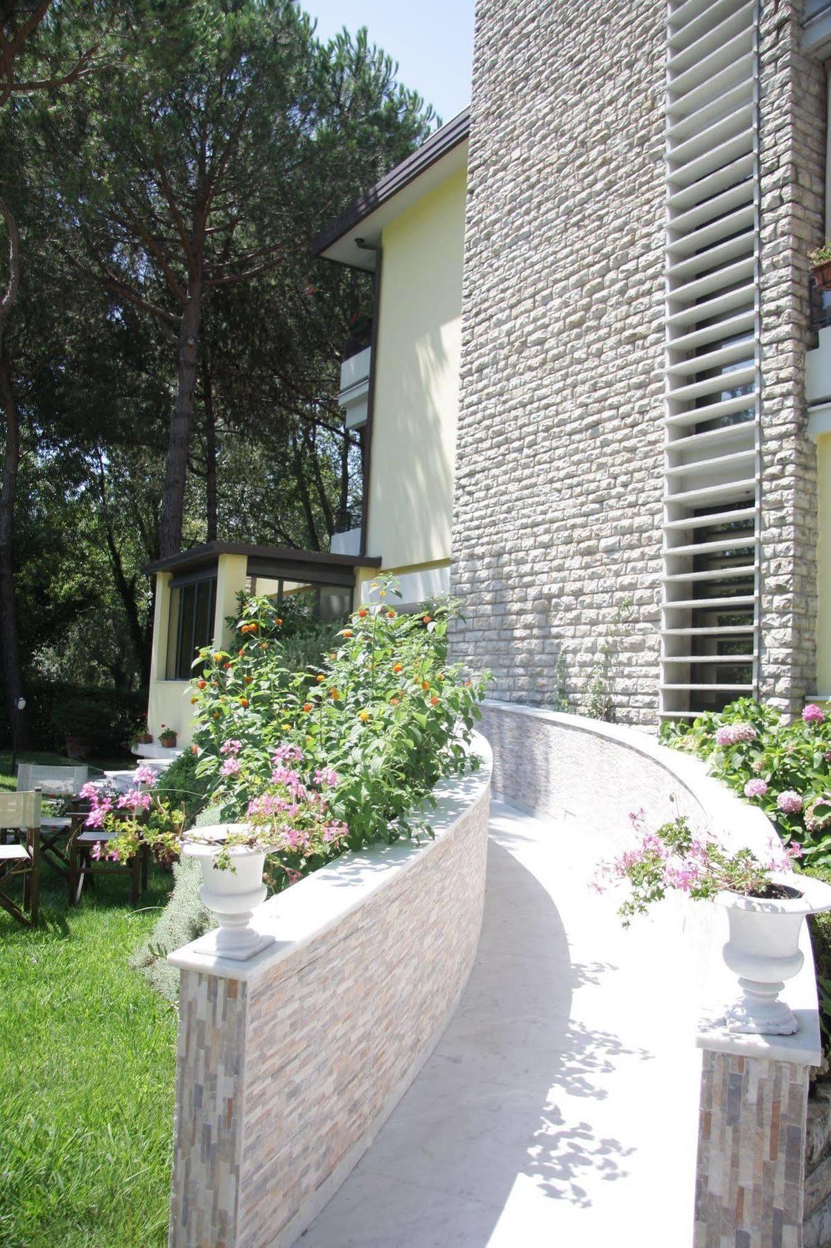 Hotel Nedy Marina di Massa Zewnętrze zdjęcie