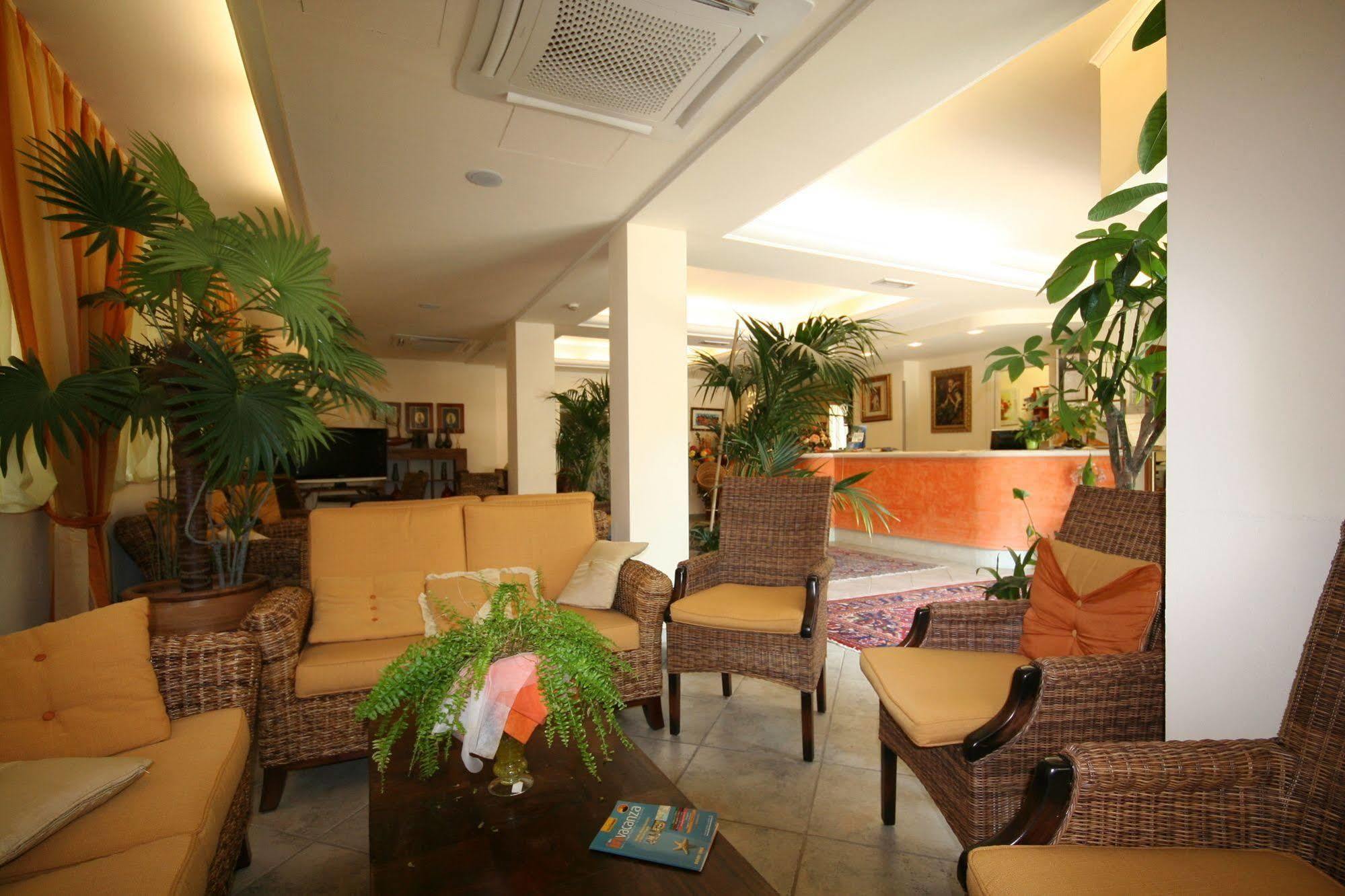 Hotel Nedy Marina di Massa Zewnętrze zdjęcie