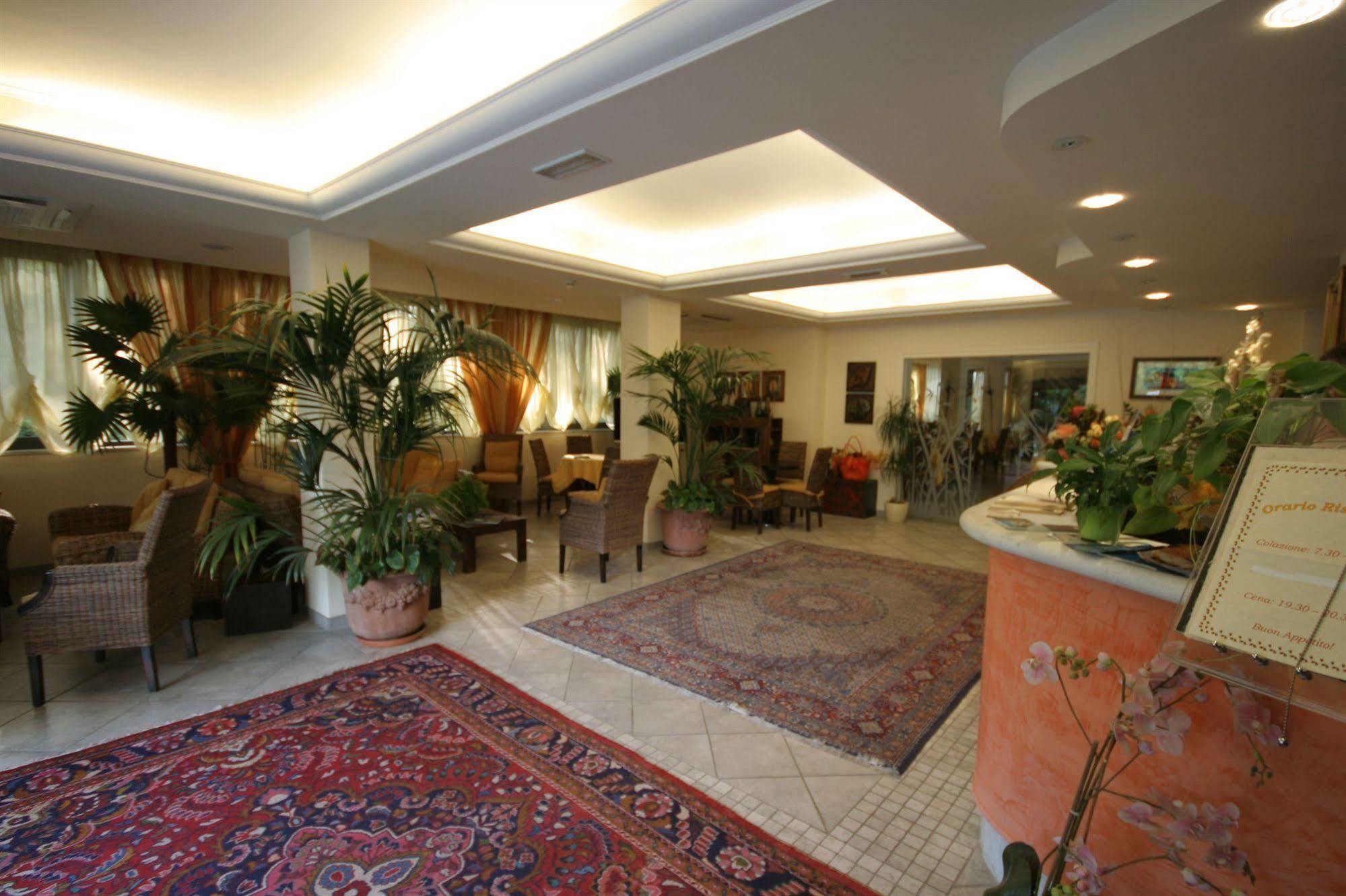 Hotel Nedy Marina di Massa Zewnętrze zdjęcie
