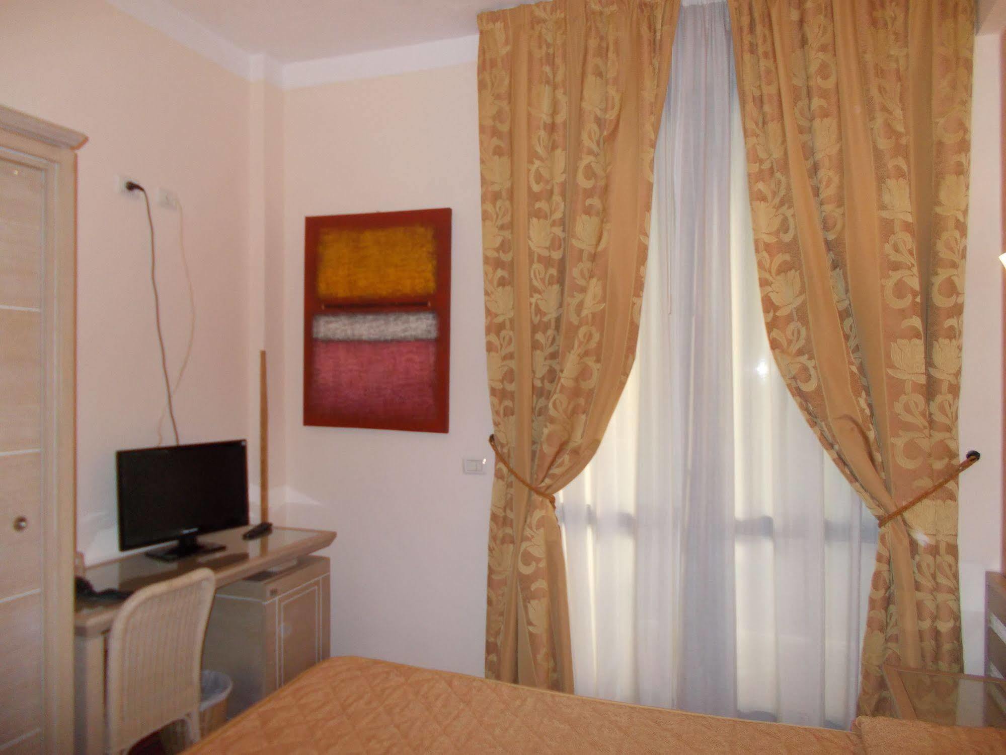 Hotel Nedy Marina di Massa Zewnętrze zdjęcie